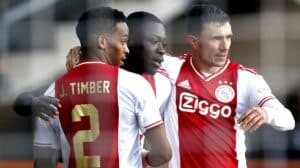 Steven Berghuis, Brian Brobbey e Julian Timber comemoram gol do Ajax. - Crédito: 