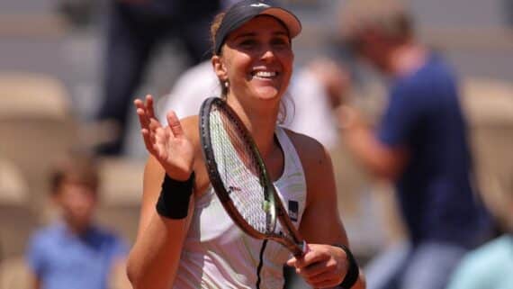 Bia Haddad comemora classificação à semifinal de Roland Garros. (foto: THOMAS SAMSON / AFP)