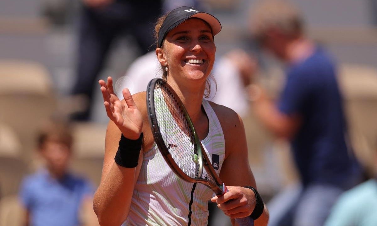 Bia Haddad comemora classificação à semifinal de Roland Garros. (foto: THOMAS SAMSON / AFP)
