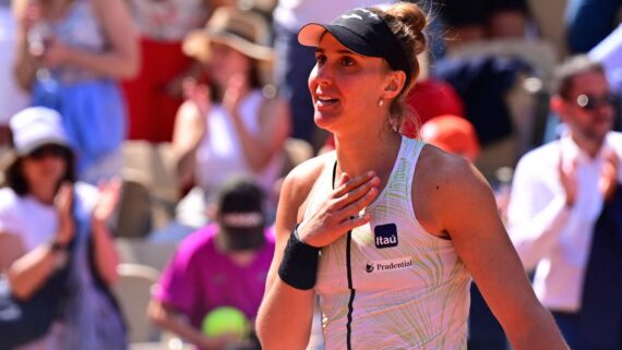 Bia Haddad comemora vitória sobre a espanhola Sara Sorribes Tormo, pelo Roland Garros. (foto: EMMANUEL DUNAND/AFP)