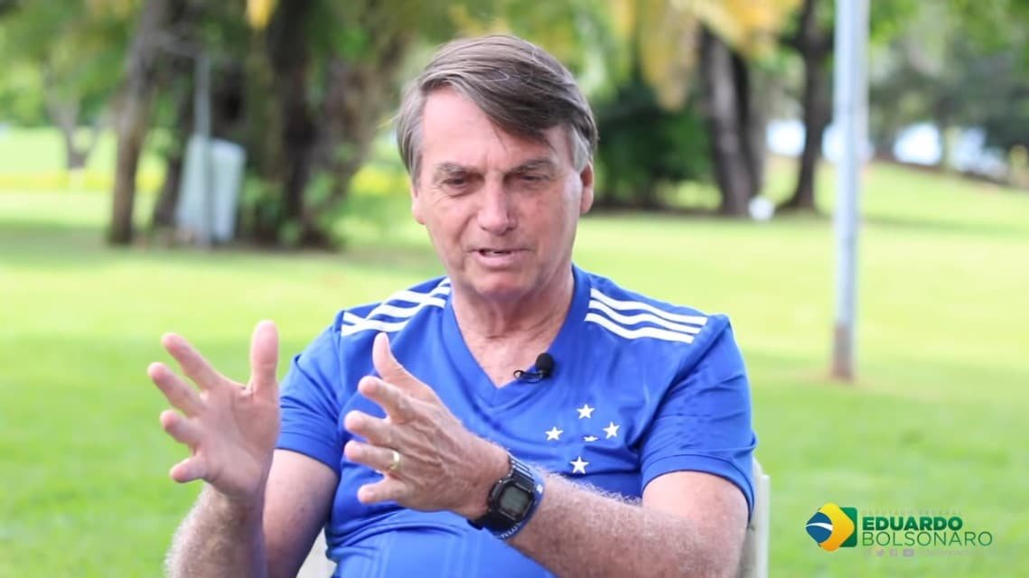 Ex-presidente Jair Bolsonaro usando a camisa do Cruzeiro (foto: Reprodução)