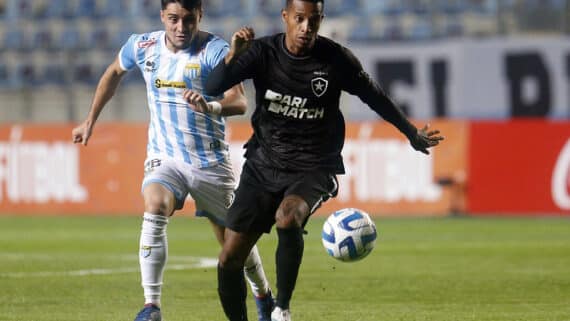 Jogadores de Botafogo e Magallanes disputam a bola em partida da Copa Sul-Americana (foto: Vítor Silva/Botafogo)