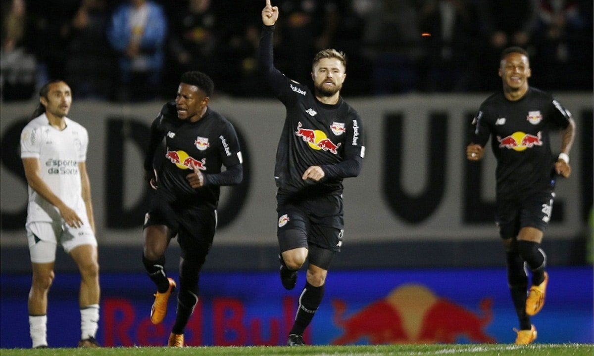 Eduardo Sasha marcou o primeiro gol do Bragantino contra o Goiás (foto: Ari Ferreira/Red Bull Bragantino)
