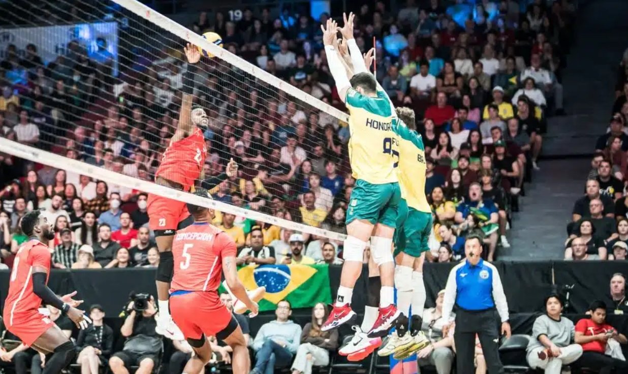 Jogadores de Brasil e Cuba durante jogo de vôlei da Liga das Nações (foto: FIVB)