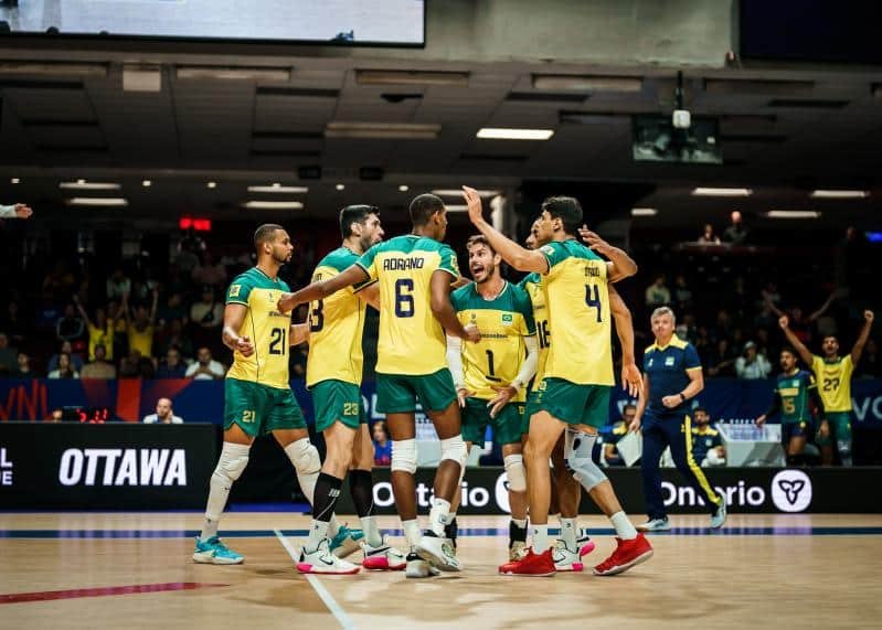 Jogadores de vôlei da Seleção Brasileira se abraçam em comemoração (foto: Arquivo/FIVB)