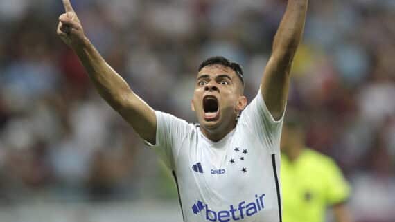 Bruno Rodrigues, do Cruzeiro, ergue os braços e grita em comemoração (foto: Staff Images/Cruzeiro )