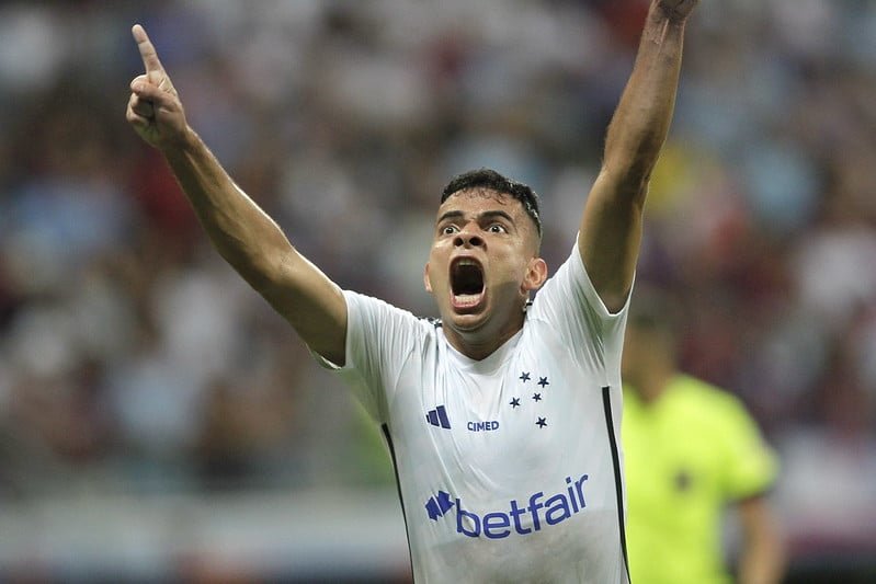 Bruno Rodrigues, do Cruzeiro, ergue os braços e grita em comemoração (foto: Staff Images/Cruzeiro)