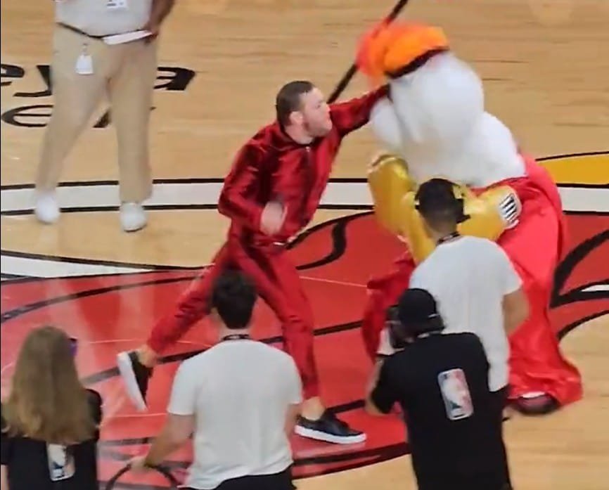 Conor McGregor golpeia o rosto de Burnie, mascote do Miami Heat (foto: Reprodução)