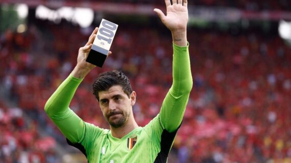 Courtois recebe prêmio em comemoração a marca de 100 jogos pela Seleção da Bélgica (foto: Kenzo TRIBOUILLARD / AFP)