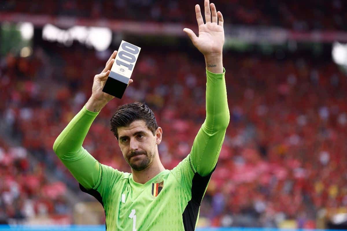 Courtois recebe prêmio em comemoração a marca de 100 jogos pela Seleção da Bélgica (foto: Kenzo TRIBOUILLARD / AFP)