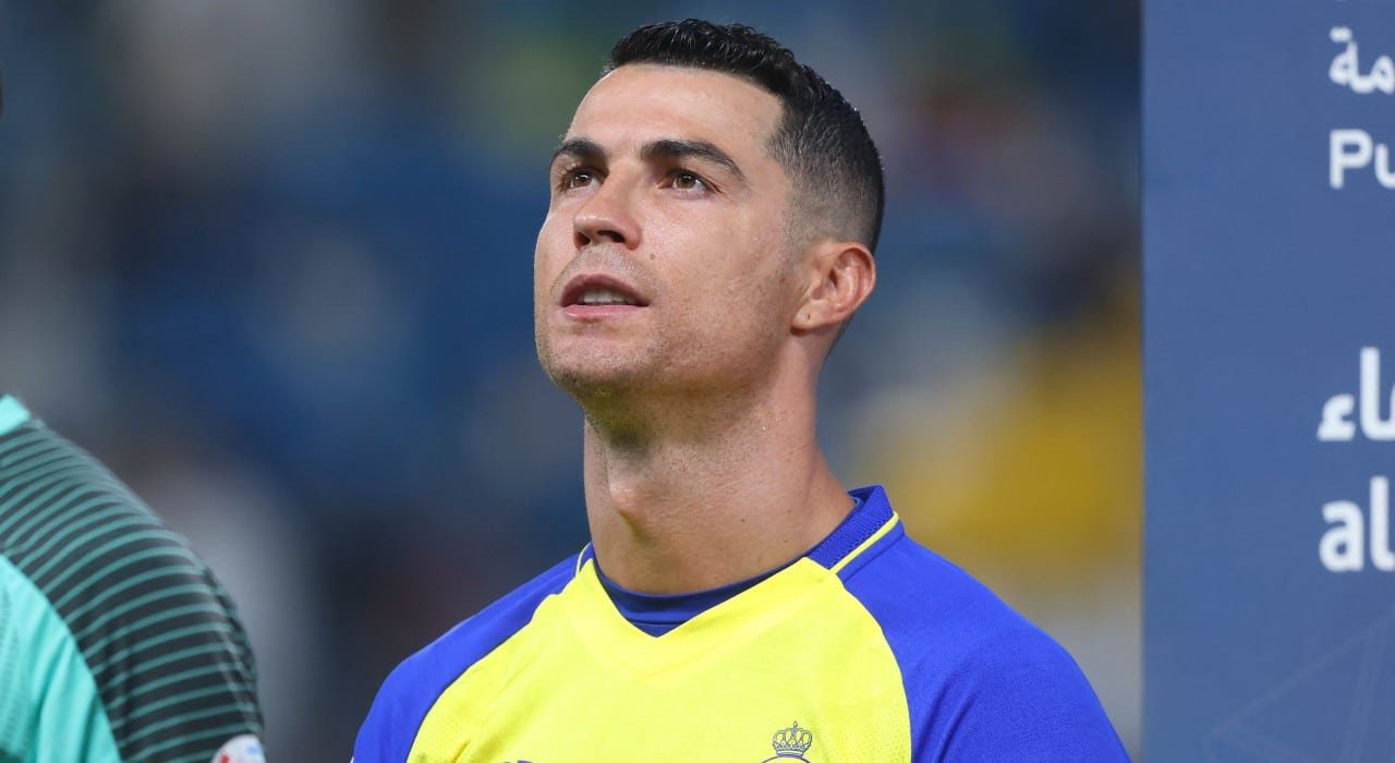O atacante português do Al Nassr, Cristiano Ronaldo, antes da partida de futebol da Saudi Pro League entre Al-Nassr e Al-Shabab, no Al-Awwal Park Stadium, em Riad, no dia 23 de maio de 2023 (foto: Fayez NURELDINE / AFP)