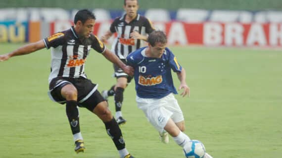 Werley, do Atlético-MG, e Montillo, do Cruzeiro, em disputa de bola no clássico de 2010 pelo Campeonato Brasileiro (foto: Juarez Rodrigues/EM D.A Press)
