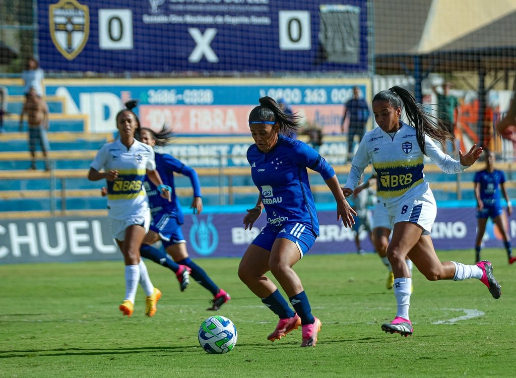 Jogadoras do Cruzeiro e do Real Brasília disputam bola em confronto pela última rodada da primeira fase do Brasileiro Feminino. (foto: Cbf/Divulgação)