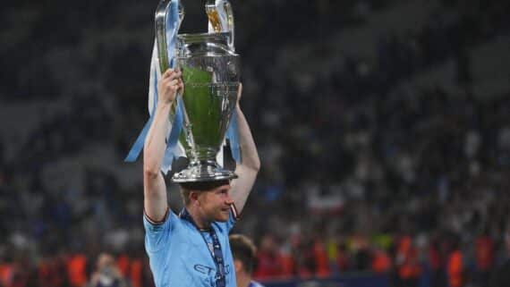 De Bruyne ergue taça da Liga dos Campeões (foto: FRANCK FIFE / AFP)