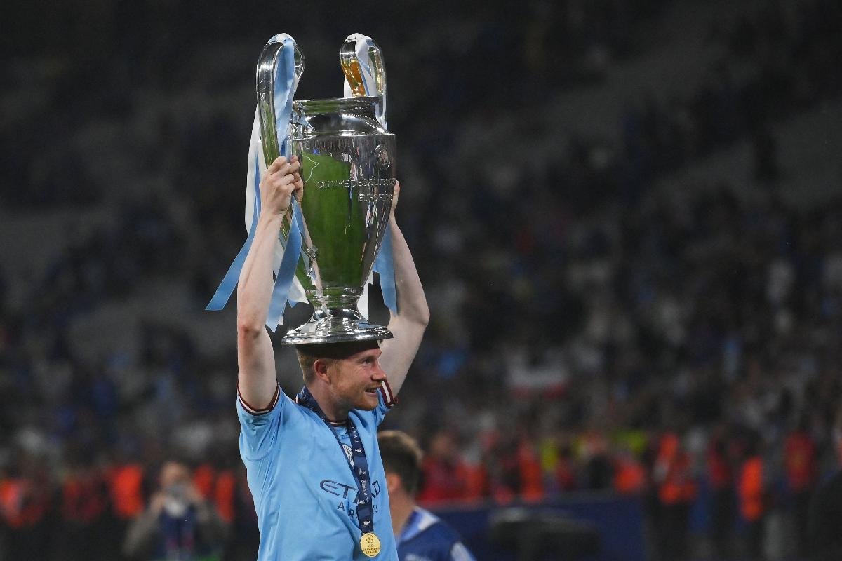 De Bruyne ergue taça da Liga dos Campeões (foto: FRANCK FIFE / AFP)