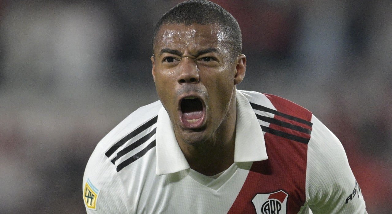 O meio-campista uruguaio Nicolas De La Cruz, do River Plate, comemorando após marcar um gol contra o Instituto durante partida pela Liga Argentina de Futebol Profissional no estádio Monumental, em Buenos Aires, em 22 de junho de 2023. (foto: JUAN MABROMATA / AFP)