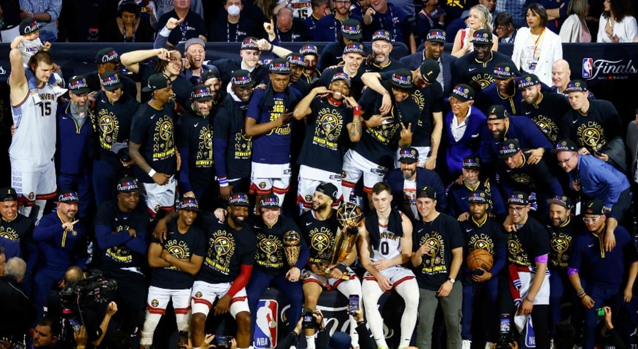 O time do Denver Nuggets posa para foto com o troféu Larry O'Brien após vencer o Miami Heat por 94-89, no jogo cinco das finais da NBA de 2023, na Ball Arena, em Denver, Colorado, no dia 12 de junho de 2023 (foto: Justin Edmonds / GETTY IMAGES NORTH AMERICA / AFP)