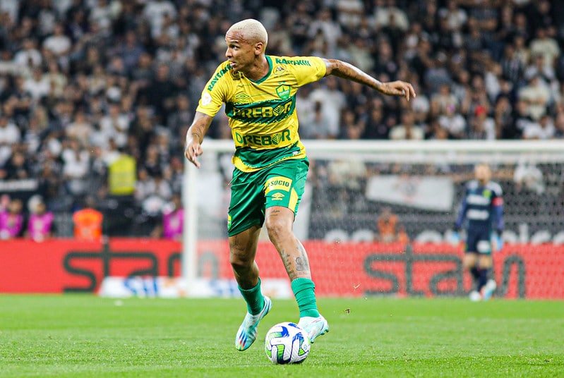 Deyverson conduz a bola na Neo Química Arena (foto: Divulgação/Cuiabá)