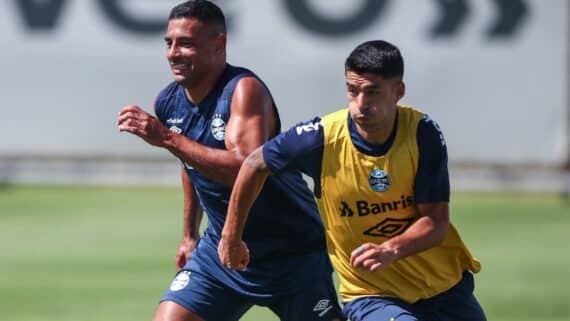 Diego Souza e Luís Suárez durante treino no Grêmio (foto: LUCAS UEBEL/GREMIO FBPA)