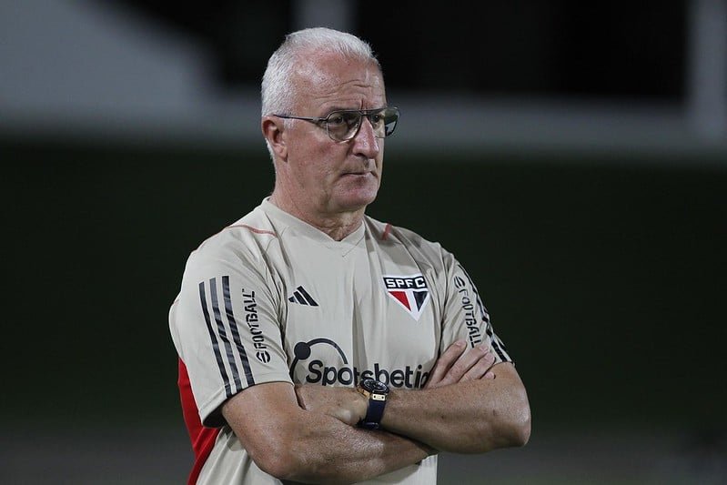 Dorival concentrado na partida pela Copa Sul-Americana (foto: Rubens Chiri/saopaulofc.net)