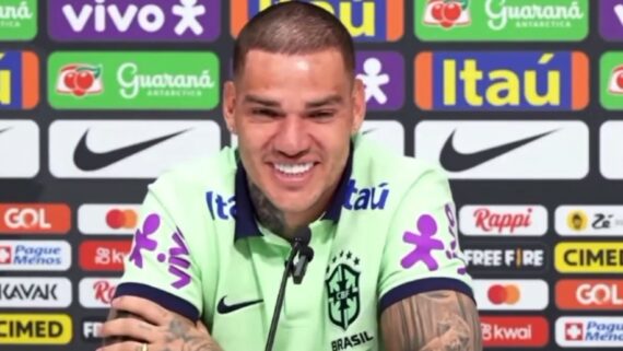 Ederson, goleiro do Manchester City e da Seleção Brasileira, sorri ao contar história da comemoração do título do Manchester City (foto: Reprodução )