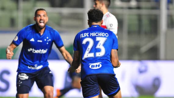 Filipe Machado e Gilberto comemoram gol da vitória do Cruzeiro sobre o São Paulo (foto: Ramon Lisboa/EM D.A Press)