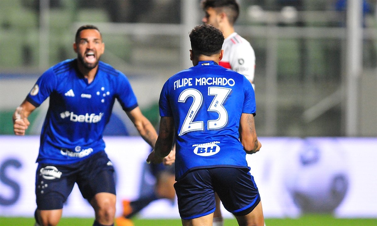 Filipe Machado e Gilberto comemoram gol da vitória do Cruzeiro sobre o São Paulo (foto: Ramon Lisboa/EM D.A Press)