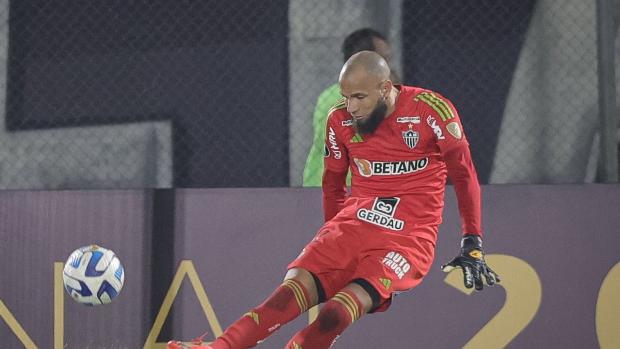 Goleiro Everson cobra tiro de meta em Libertad 1 x 1 Atlético na Libertadores de 2023 (foto: Pedro Souza/Atlético-MG)