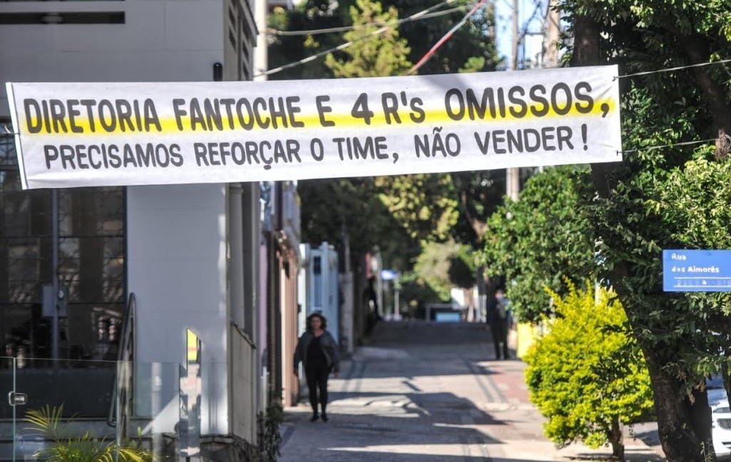 Faixa critica diretoria do Atlético e investidores (foto: Leandro Couri / EM DA PRESS)
