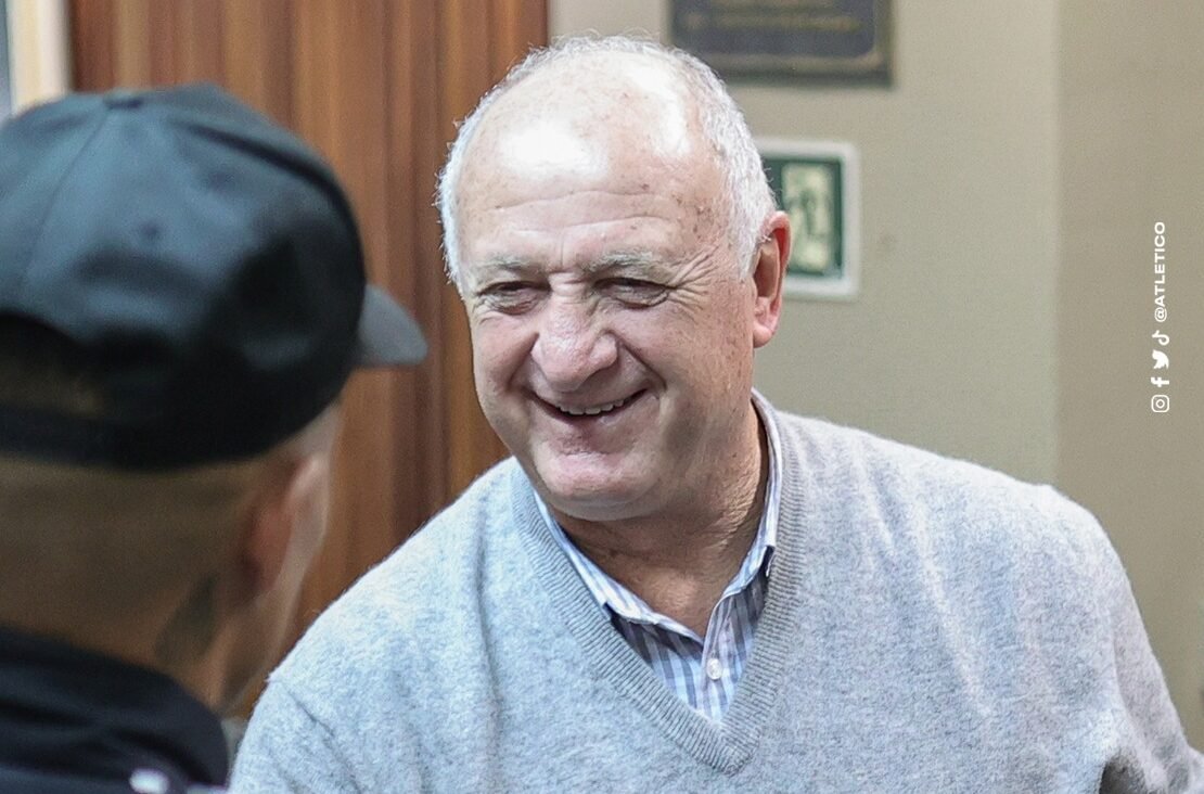 Técnico Felipão cumprimenta jogador do Atlético-MG (foto: Divulgação/Atlético-MG)