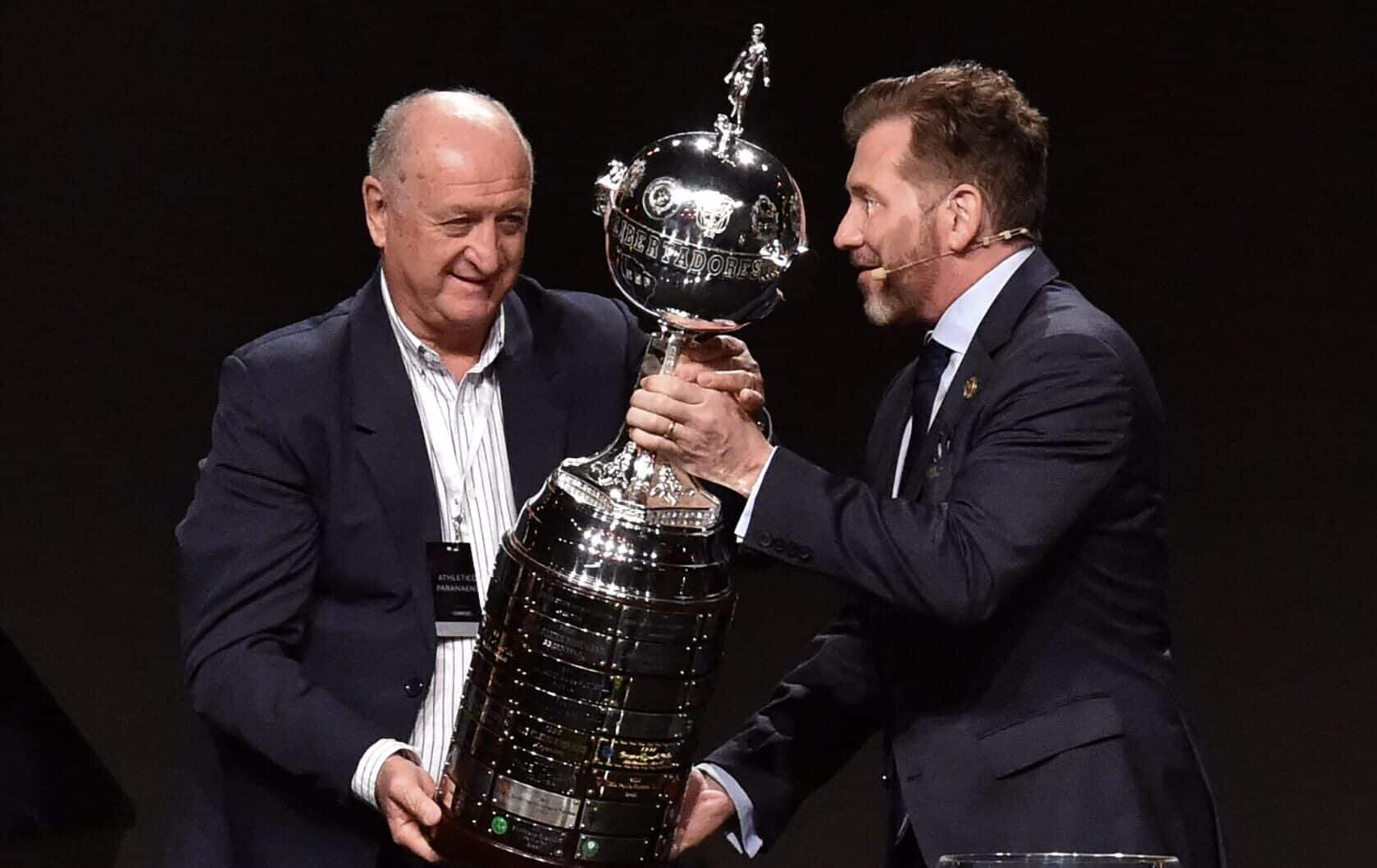 Técnico Felipão recebe troféu da Copa Libertadores das mãos do presidente da Conmebol, Alejandro Domínguez (foto: Norberto Duarte/AFP)