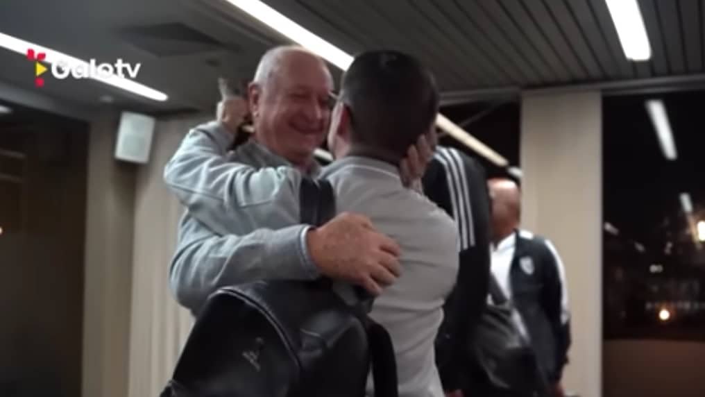 Felipão abraça Caetano em chegada ao Atlético (foto: Reprodução/Galo TV)
