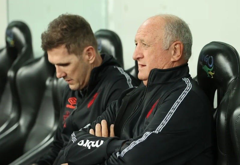 Imagem mostra Felipão à frente e Paulo Turra ao fundo (foto: Fabio Wosniak/Athletico)