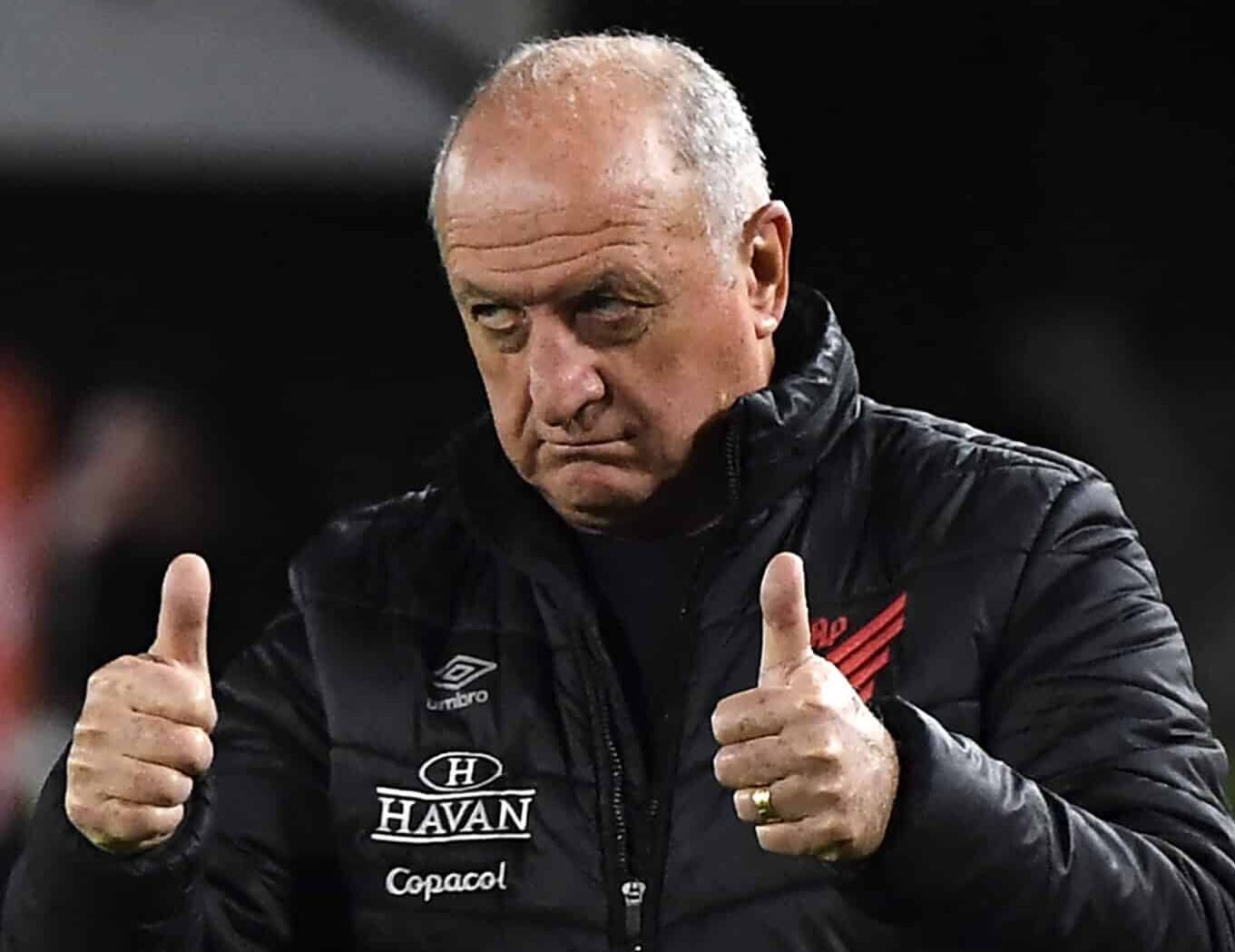 Luiz Felipe Scolari, o Felipão, faz sinal de positivo (foto: Luis Robayo/AFP)