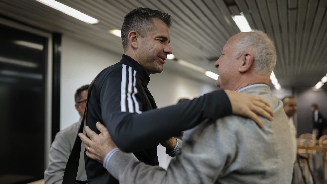 Victor e Felipão se abraçam (foto: Pedro Souza/Atlético)
