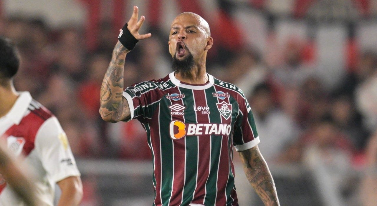 Felipe Melo gesticulando durante a partida de futebol entre River Plate e Fluminense do Brasil, no estádio Monumental, em Buenos Aires, pela Copa Libertadores, no dia 7 de junho de 2023 (foto: JUAN MABROMATA / AFP)