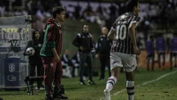 Fernando Diniz, de perfil, grita à beira do campo (foto: Marcelo Gonçalves/Fluminense)