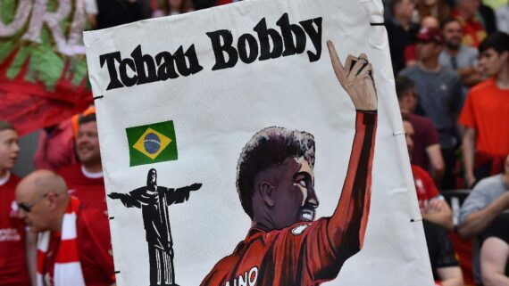 Torcedores do Liverpool se despedem de Roberto Firmino (foto: PETER POWELL / AFP)