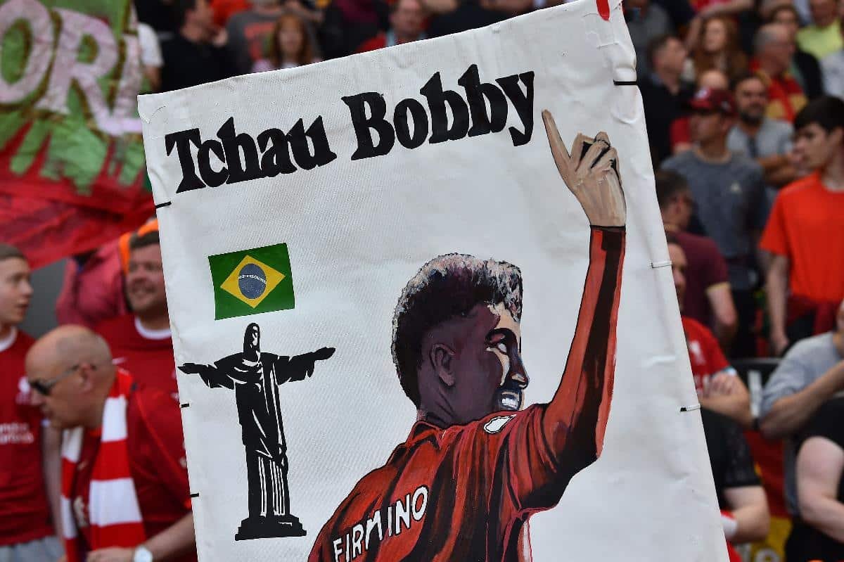 Torcedores do Liverpool se despedem de Roberto Firmino (foto: PETER POWELL / AFP)