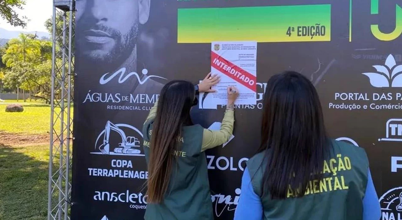 Obra de Neymar sendo interditada em Mangaratiba (foto: Reprodução)