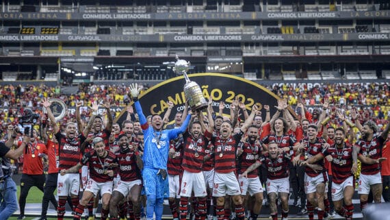 Elenco do Flamengo ergue a taça da Libertadores em 2022 (foto: Marcelo Cortes / Flamengo)