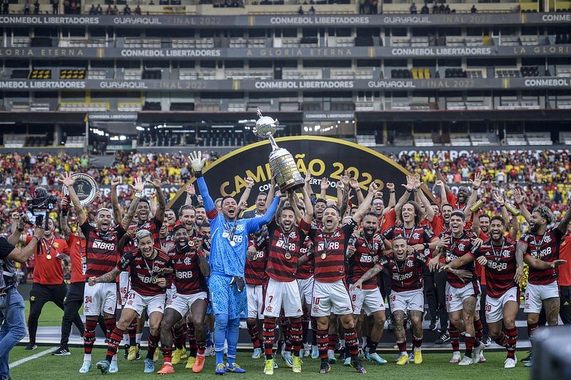 Elenco do Flamengo ergue a taça da Libertadores em 2022 (foto: Marcelo Cortes / Flamengo)