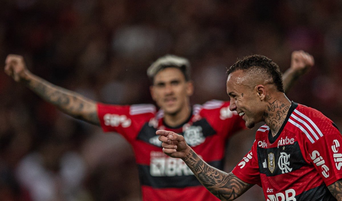 Cebolinha e Pedro comemoram com a camisa do Flamengo (foto: Paula Reis / Flamengo)