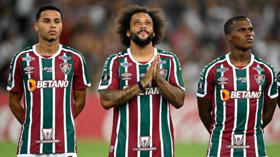 Alexsander, Marcelo e Jhon Arias antes de partida do Fluminense (foto: MAURO PIMENTEL / AFP)