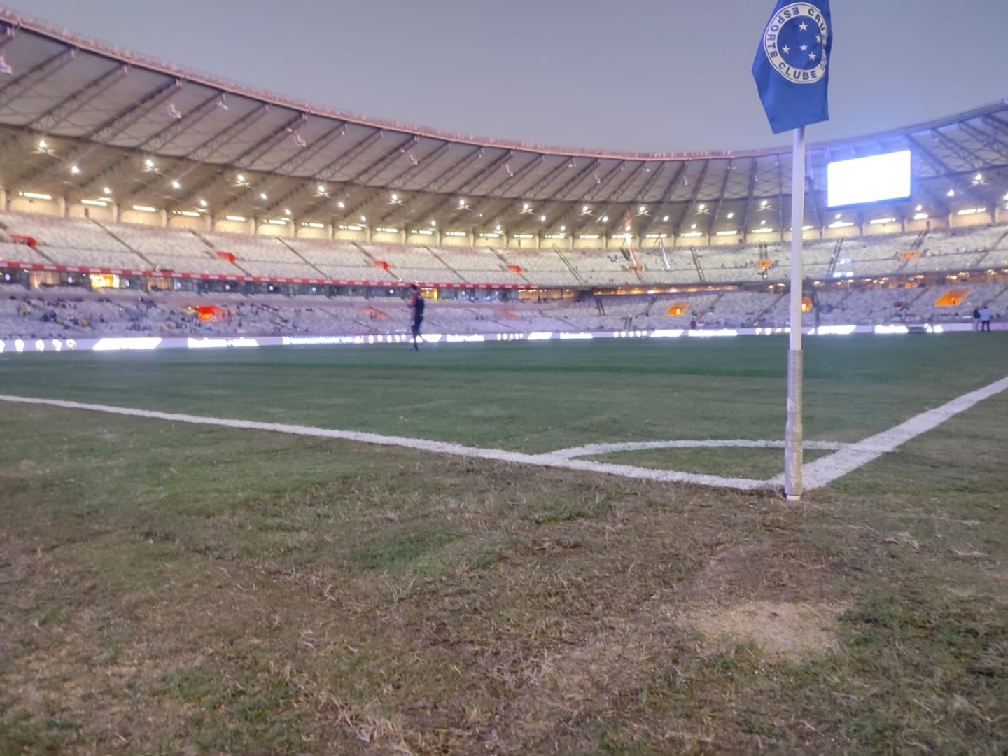 Veja imagens do gramado e do palco no Mineirão em jogo de Cruzeiro x Grêmio