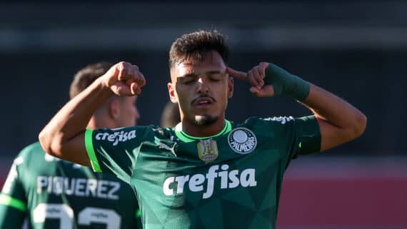 Jogador Gabriel Menino, do Palmeiras, comemora gol contra o São Paulo com o punho direito cerrado e o indicador da mão esquerda apontado para a cabeça (foto: Cesar Greco/Palmeiras)