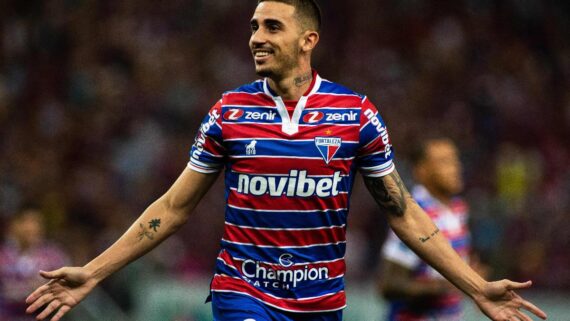 Thiago Galhardo marcou contra o Palestino no Castelão (foto: Thiago Gadelha / AFP)