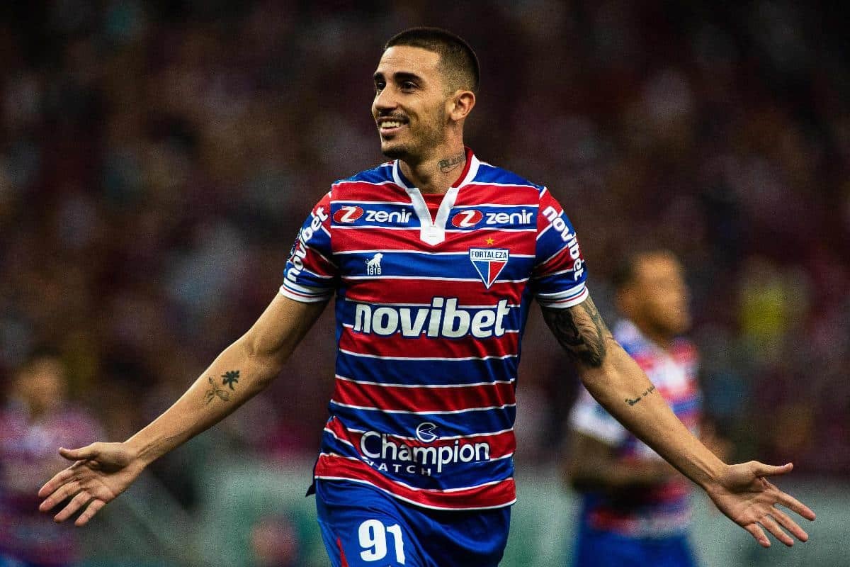 Thiago Galhardo marcou contra o Palestino no Castelão (foto: Thiago Gadelha / AFP)