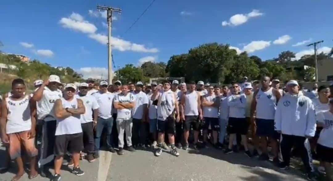 Integrantes da Galoucura em frente à Cidade do Galo nesta sexta-feira (2/6/2023) (foto: Divulgação/Galoucura)
