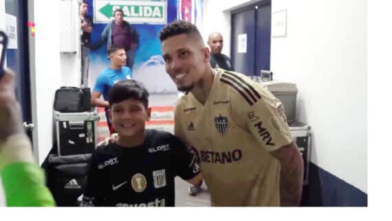 Filho do goleiro do Alianza Lima com Paulinho após jogo contra o Atlético-MG, na Libertadores (foto: Reprodução)